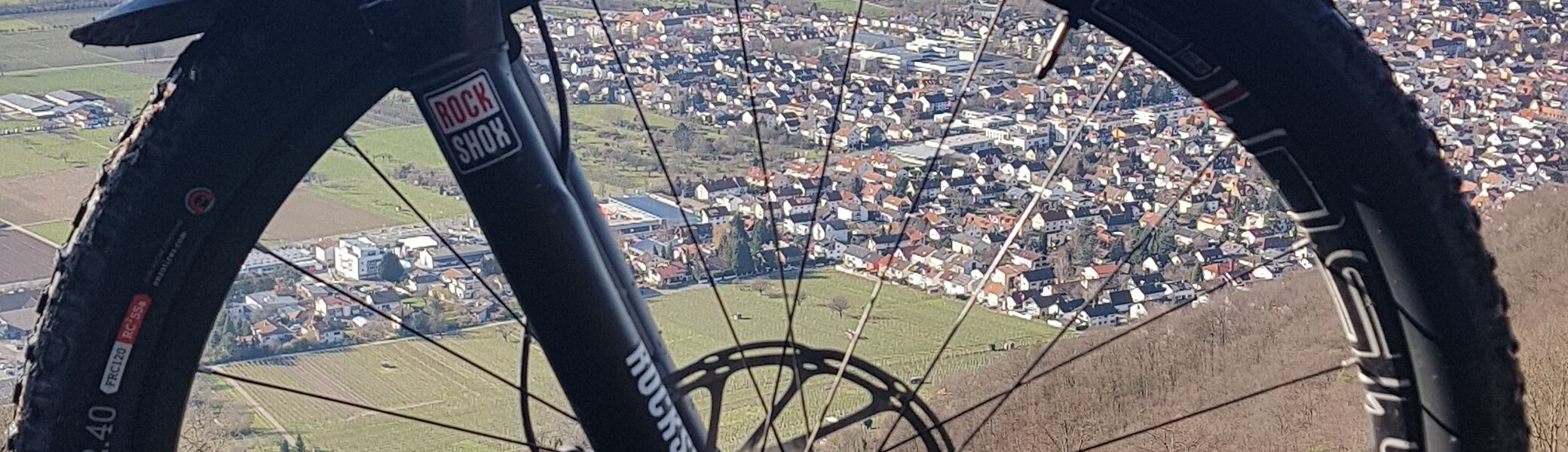 Blick auf Schriesheim durch Vorderrad | © DAV Heidelberg / MTB