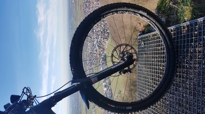 Blick auf Schriesheim durch Vorderrad | © DAV Heidelberg / MTB