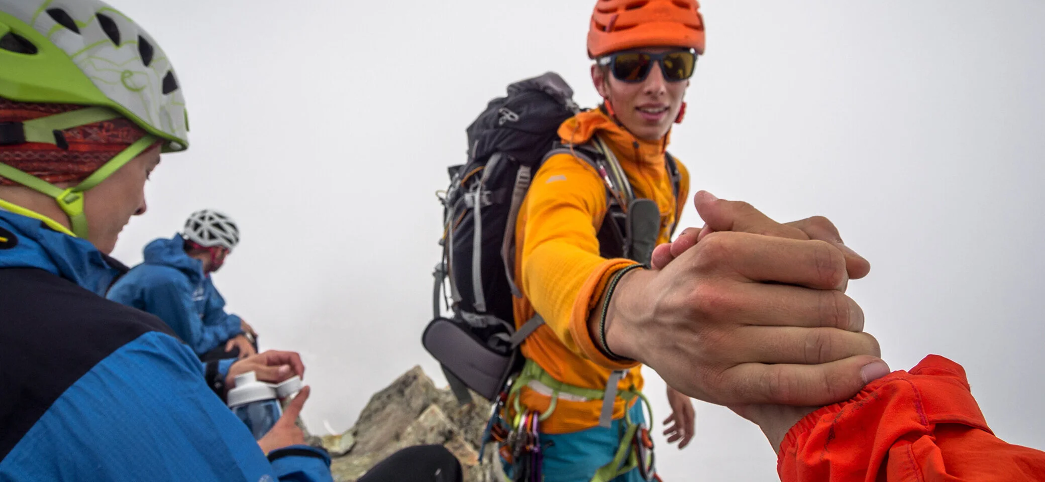 Freunde auf dem Berg: Gegenseitig Händereichen bei den letzten Metern | © DAV / Silvan Metz